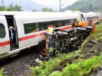 ICE Frankfurt - Parijs ramt vuilniswagen