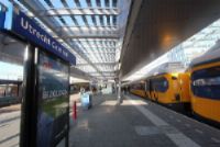 Vrouw bekneld tussen perron en trein