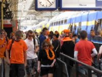Gezellige drukte in treinen rond Amsterdam