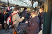 NS deelt sjaals uit tegen vrieskou