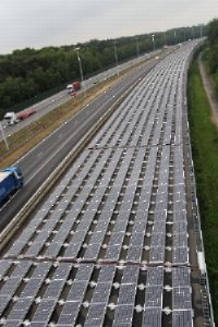 Eerste paneel voor grootste zonnestationsdak
