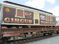 Circus Rocalli aangekomen per trein in Amsterdam