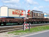 Circus Rocalli aangekomen per trein in Amsterdam