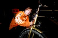 Mark Tuitert signeert gouden OV-fiets