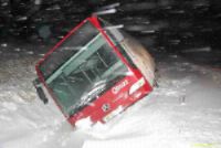 Bus Qbuzz belandt naast de weg