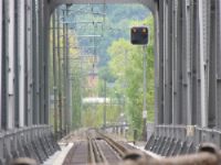 Trein China raakt van spoorbrug