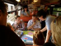 Reizigers testen nieuw treinenspel in de trein