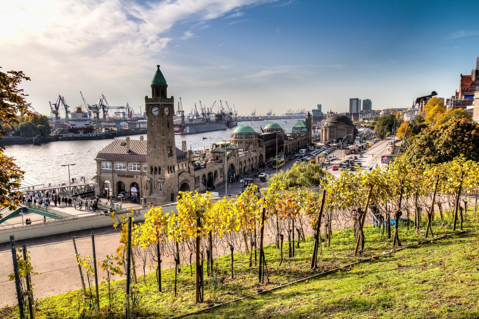 Trein naar Hamburg: vanaf € 18,90. Reistijd: 3 a 5 uur.