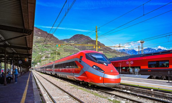 internatationale wachten op station Bolzano in Italië
