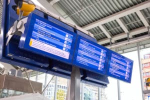Informatieborden op stations vanaf nu in donkere modus