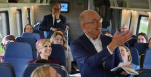 Koningin Maxima bezoekt NS en reist per trein verder – hergebruik van materiaal centraal