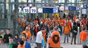 Drukke Koningsnacht en Koningsdag in de trein – NS: goede sfeer in treinen en op stations
