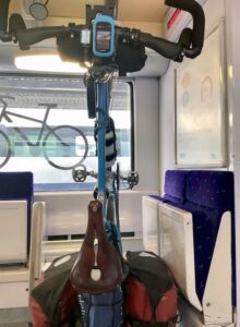 2208_0525-Hangende-fiets-in-nieuwe-trein-Maubeuge-Parijs-1