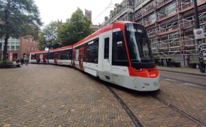 Tram Tina neemt nu ook reizigers mee door Den Haag