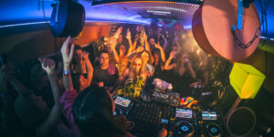 Extra treinen naar Amsterdam Dance Event en speciale Club Train voor feest op het spoor